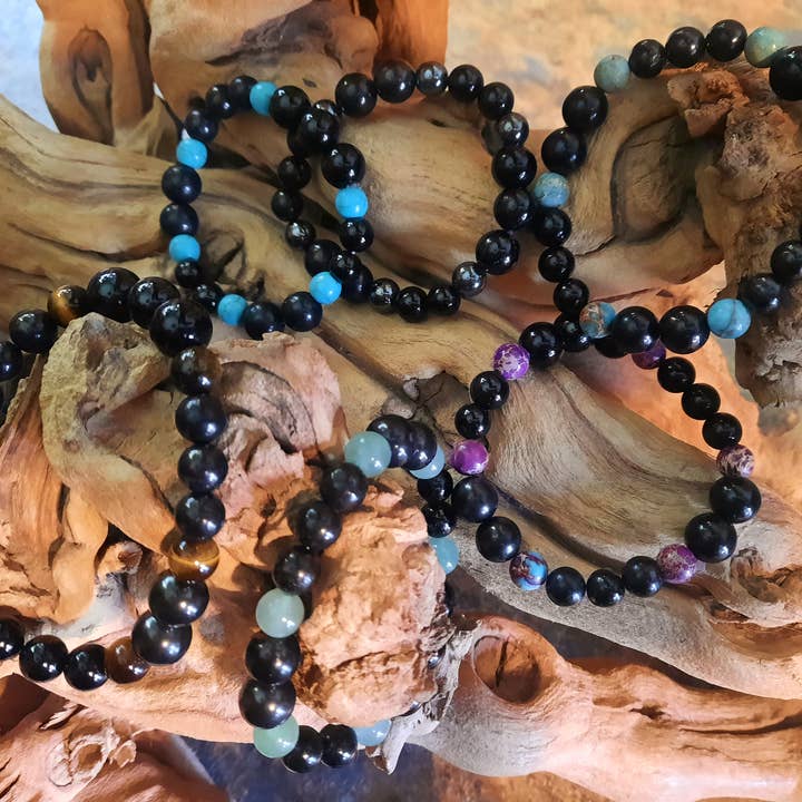 Bracelet de protection EMF 5G avec shungite et tourmaline noire pour la vente par Secret Synergy Stones