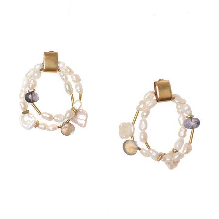 Boucles d'oreilles Pearl Surya pour la vente par Hailey Gerrits