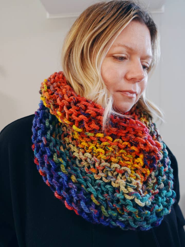 Cagoule Cercle Bigarré - Nouvelles Couleurs ! pour la vente par Cristin Rae Knits