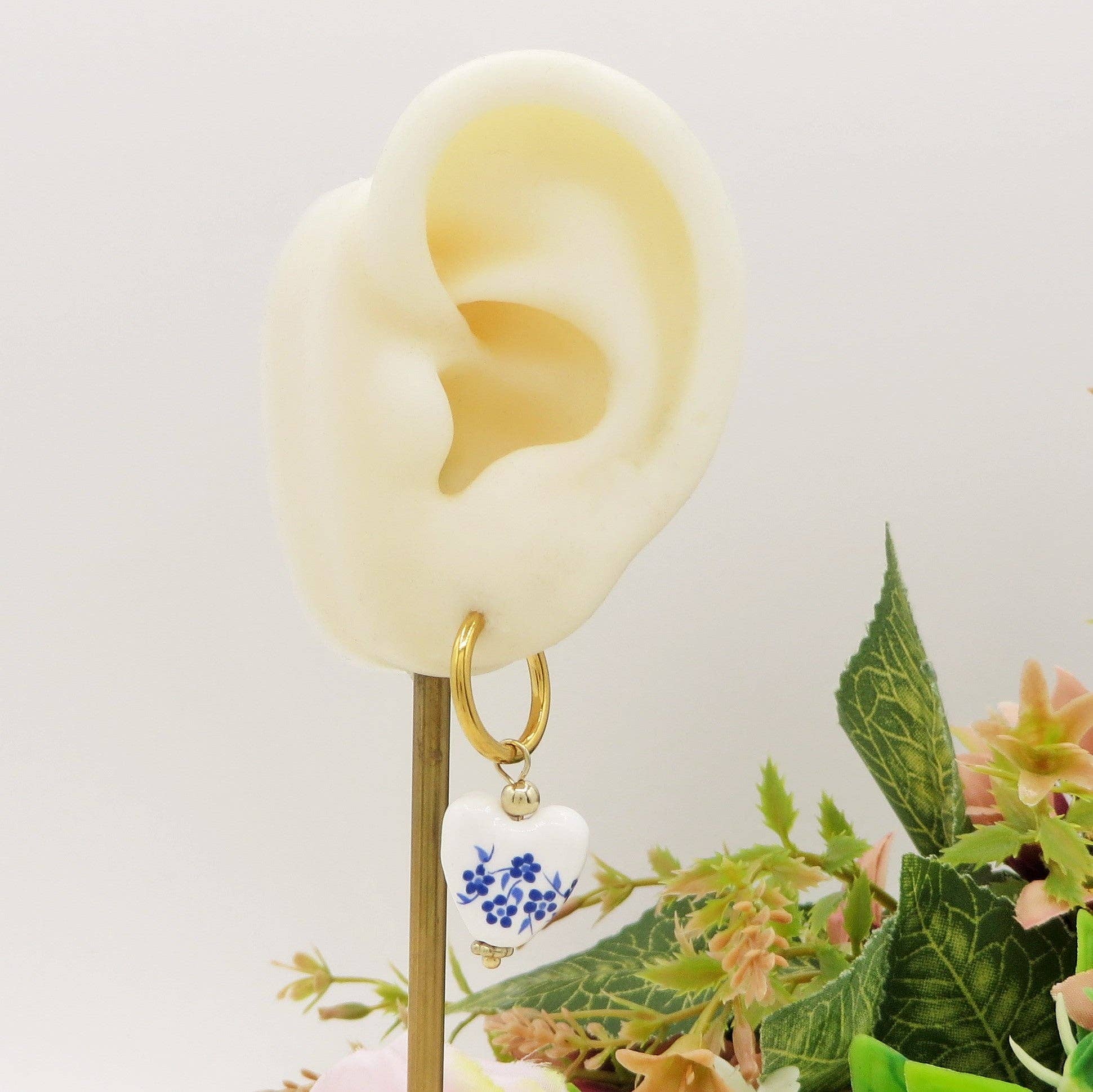 Daemon srls - Vendita all'ingrosso Orecchini pendenti - IRIS Baroque Majolica - Paio di orecchini a cerchio con cuore in maiolica barocca in acciaio inossidabile4