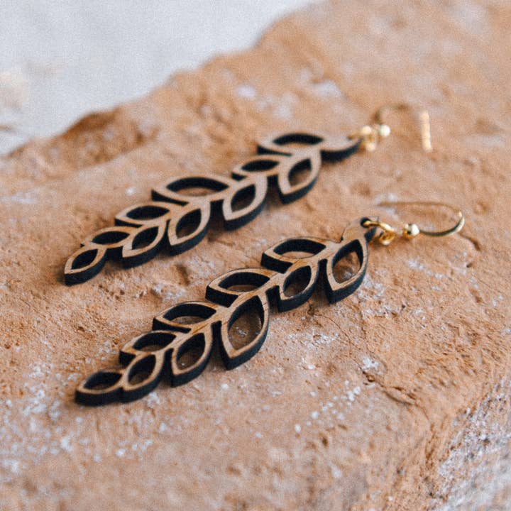 Boucles d'oreilles en bois légères en forme de feuille pour la vente par Cecelia Designs Jewelry