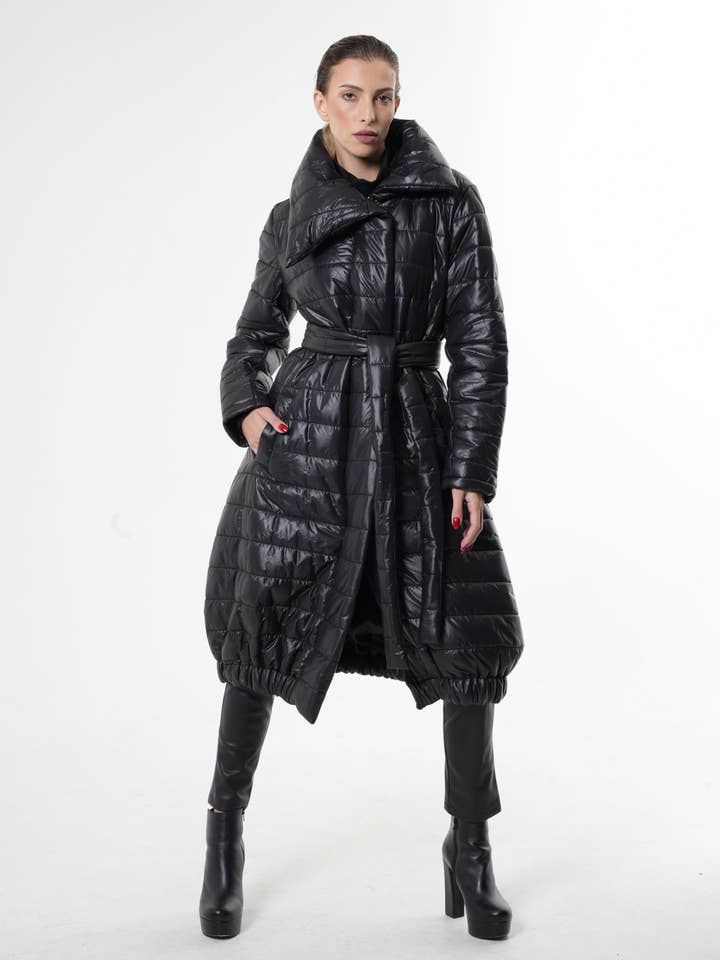 Manteau long matelassé avec ceinture pour la vente par Metamorphoza