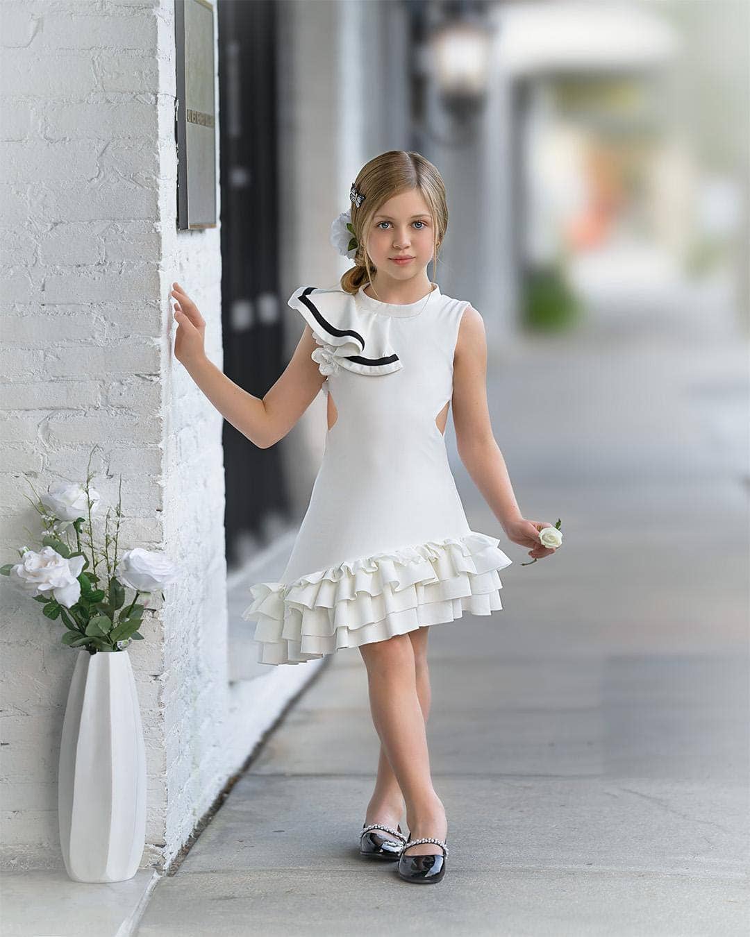 Petite Maison Kids – Großhandel Kleid – Kinder – Alex Weißes Rüschenkleid mit schwarzer Kontrastlinie6