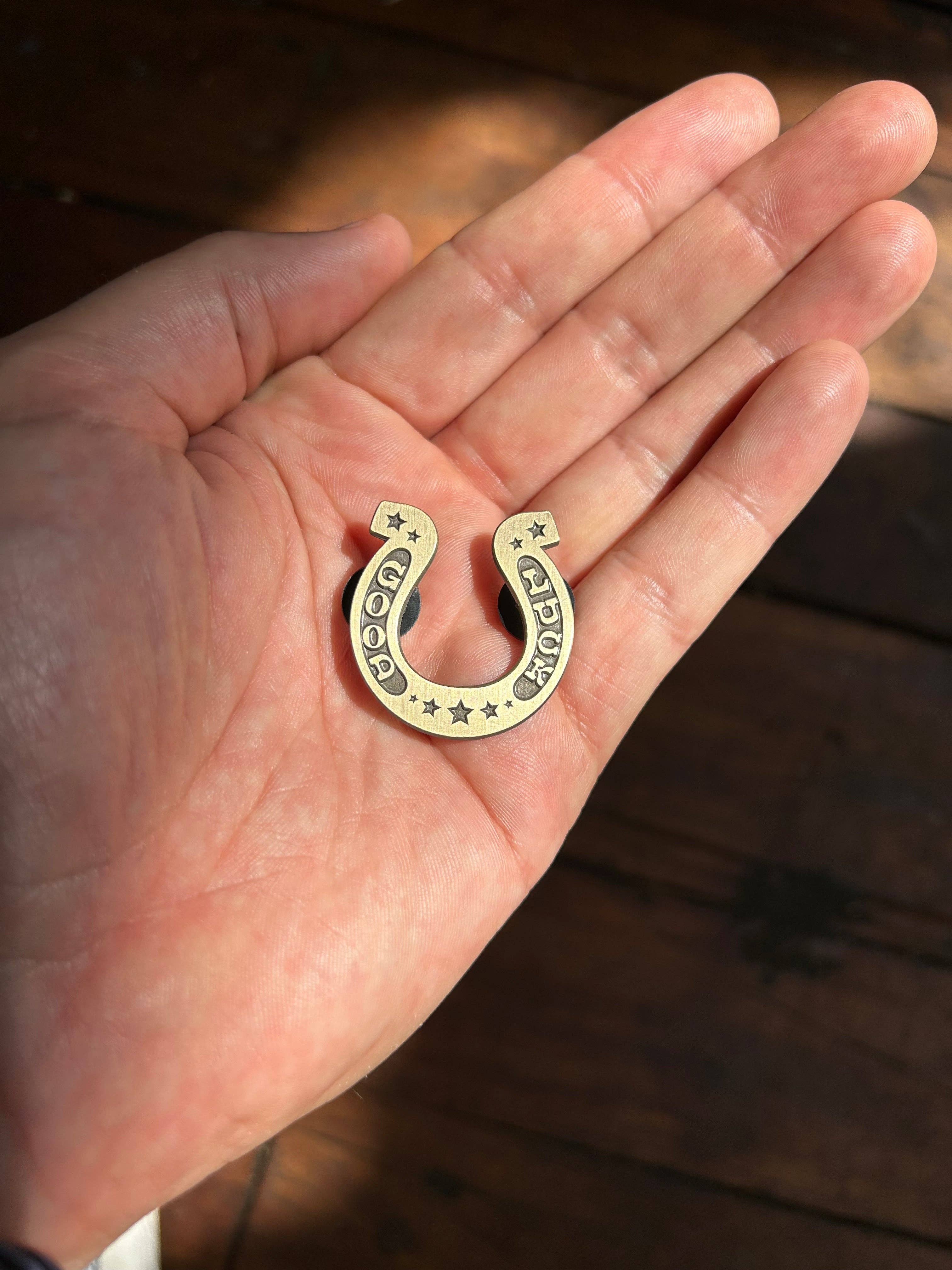 NateDuval.com – wholesale Nål och knapp för kavajslag – Good Luck-nål i antikguld emalj1