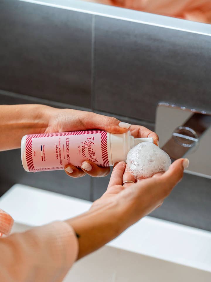 L'ÉCUME DOUCE - Mousse nettoyante visage à l'aloe vera 150ml pour la vente par Vieille Peau By Célia