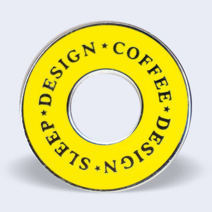 Pin's émaillé dur Design and Coffee, motif graphique jaune pour la vente par Creative Goodie