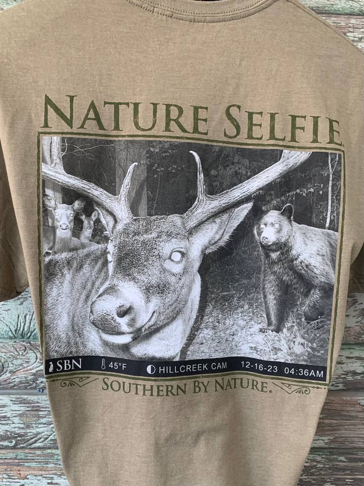 CLUB RED OUTDOORS - Vente T-shirt sérigraphié – homme - T-shirt de chasse pour hommes, Nature,
Selfie en forme de cerf avec caméra de randonnée.1