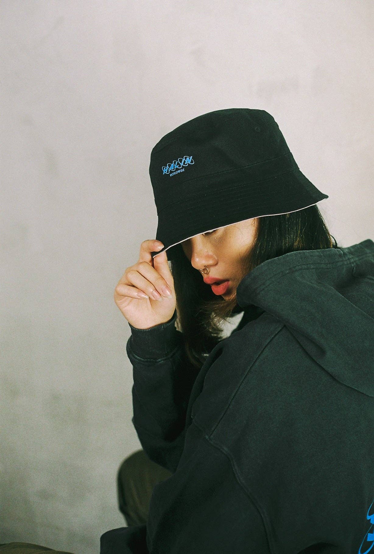 Halin Worldwide - Wholesale Bucket Hat - Women's - 2 in 1 Reversible Bucket Hat (Black/Grey)1