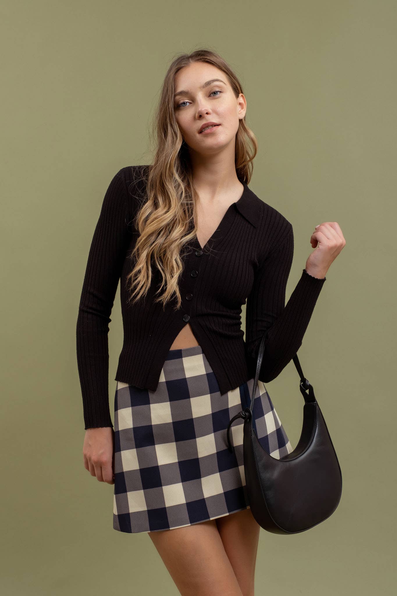 The Workshop Studio - Wholesale Gebreide top - Dames - TRUI MET KRAAG EN KNOPEN AAN DE VOORKANT, GEBREIDE TOP MET LANGE MOUWEN26