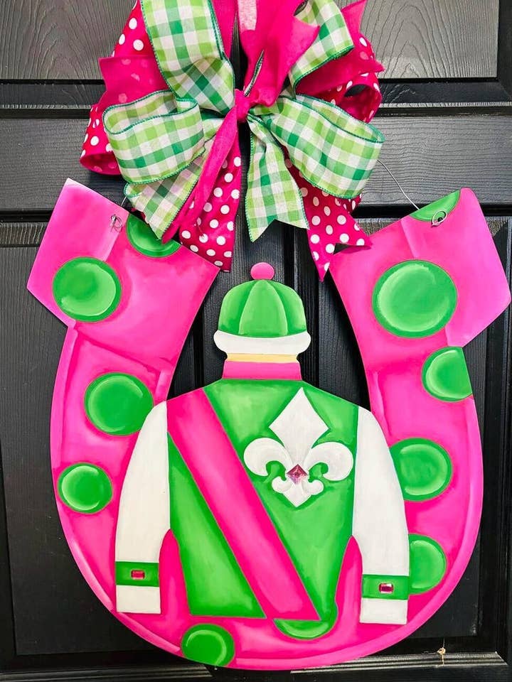 Soie de jockey de derby dans un pendentif de porte en fer à cheval pour la vente par Chelle Belle's Creations