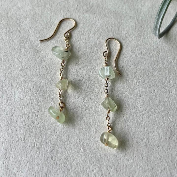 Grüne Prehnit-Kettenohrringe mit Hängemuster für den Großhandel von AyaKazari