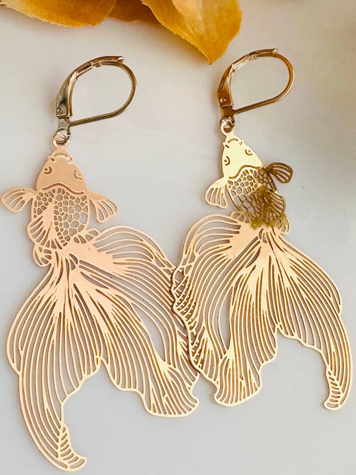 Boucles d'oreilles en forme de poisson koï en métal doré pour la vente par BuidesignCo
