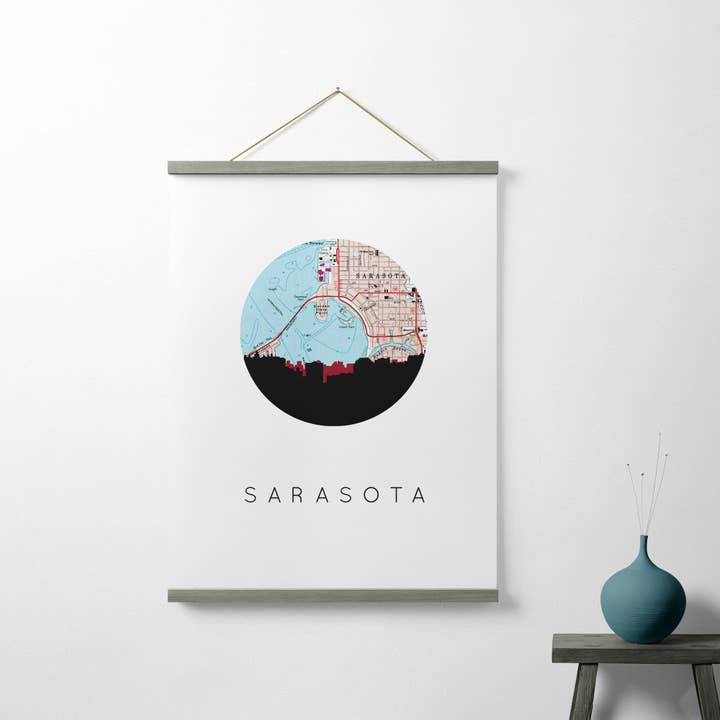 Impression artistique de la ligne d'horizon et de la carte de Sarasota en Floride pour la vente par Paperfinch Design