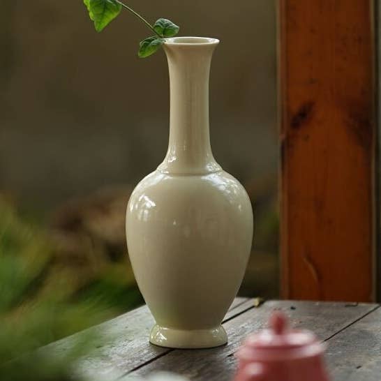 Vaso in ceramica beige classico fatto a mano Gohobi per la vendita all'ingrosso da parte di Gohobi (We cover U.S. import duties)