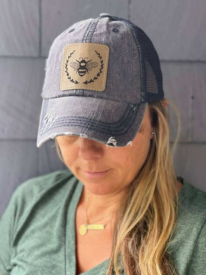 Casquette trucker Queen Bee | Bumble Bee | Casquette de camionneur | pour la vente par That's Darlin'