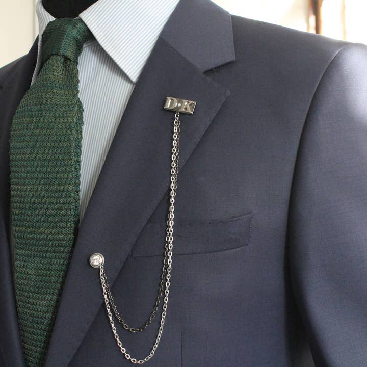 Broche de solapa de cadena hecho a mano personalizado Carta personalizada para venta al por mayor de COOLMENCLUB