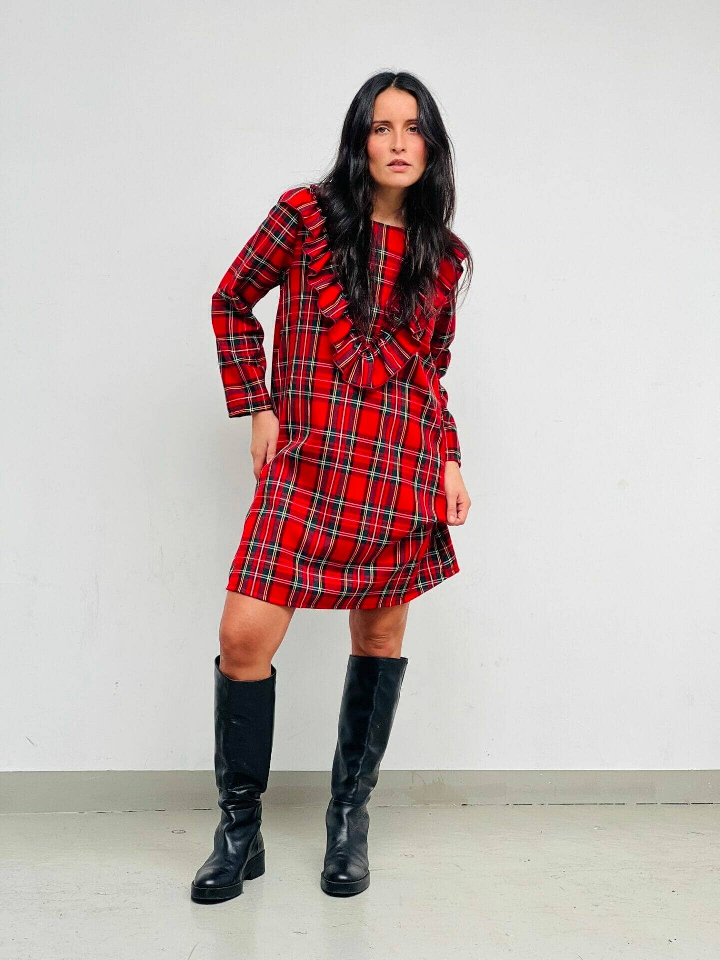 vermelho Vestido vermelho escocês xadrez com decote em V e babados para venda a revendedores na Faire3