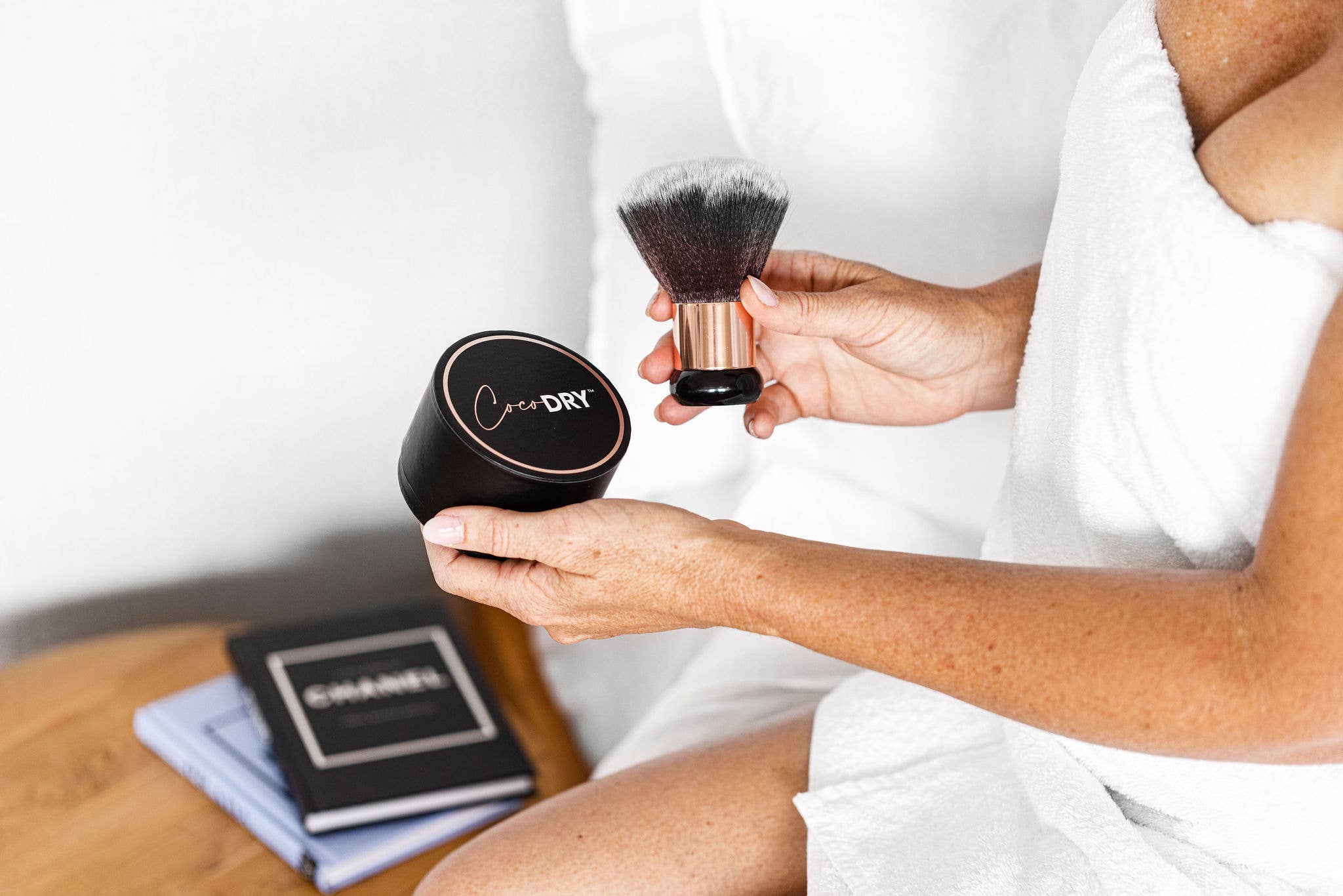 CocoDRY™ – Engroshandel Makeup setting spray/pudder – CocoDRY™ Tørrepulver til selvbruner 1,5845 g & Kabuki-kropsbørste2