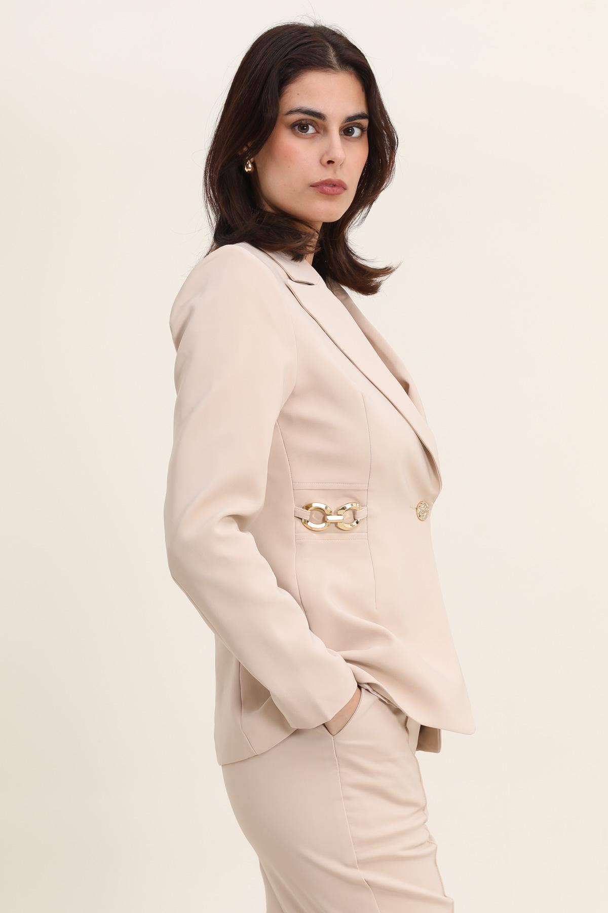 LULUMARY – Großhandel Jacke – Damen – Figurbetonter Blazer V279 mit Golddetails1