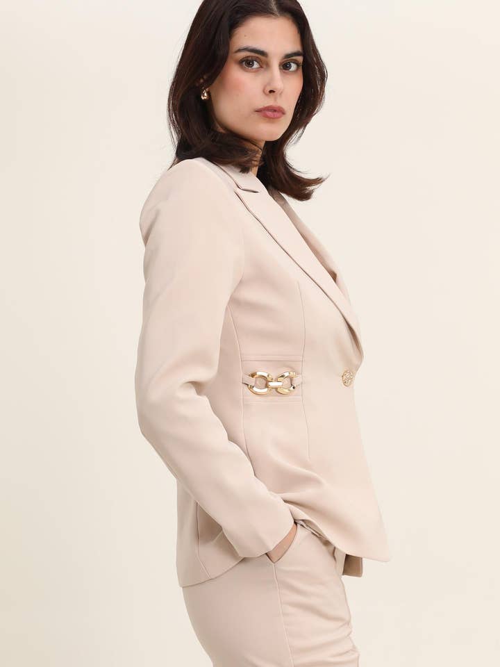 LULUMARY – Großhandel Jacke – Damen – Figurbetonter Blazer V279 mit Golddetails1