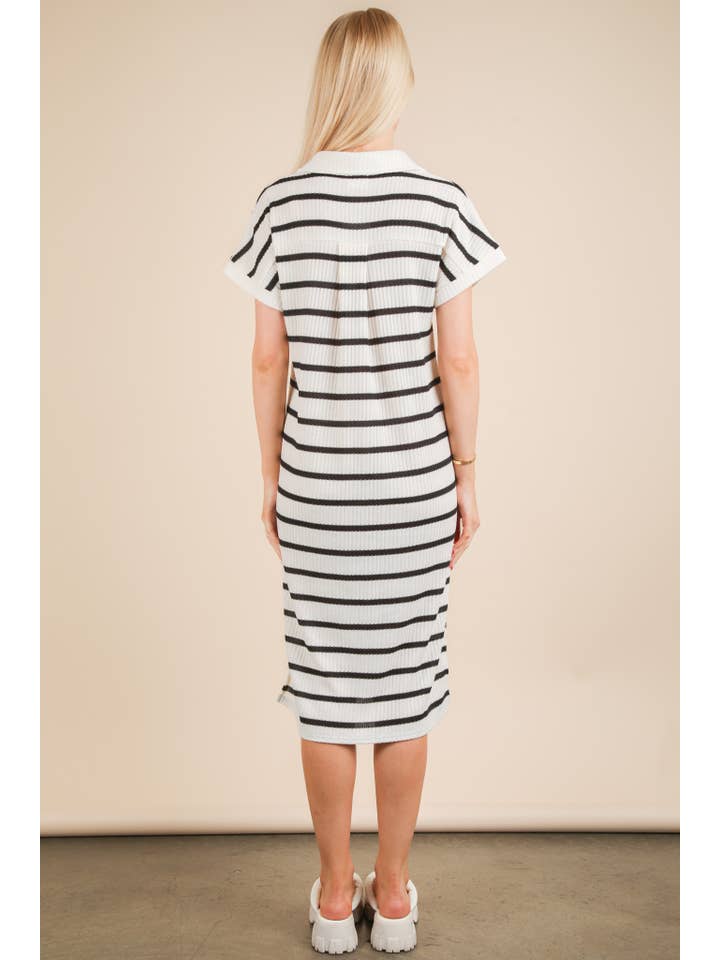 ROST/HAFERFLOCKEN Übergroßes gestreiftes Strick-Midikleid mit Kragen ND31647 für den Großhandel auf Faire21