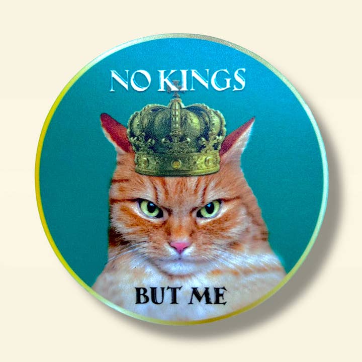 Pas de rois sauf moi Autocollant Chat orange avec couronne pour la vente par Library Cat Designs
