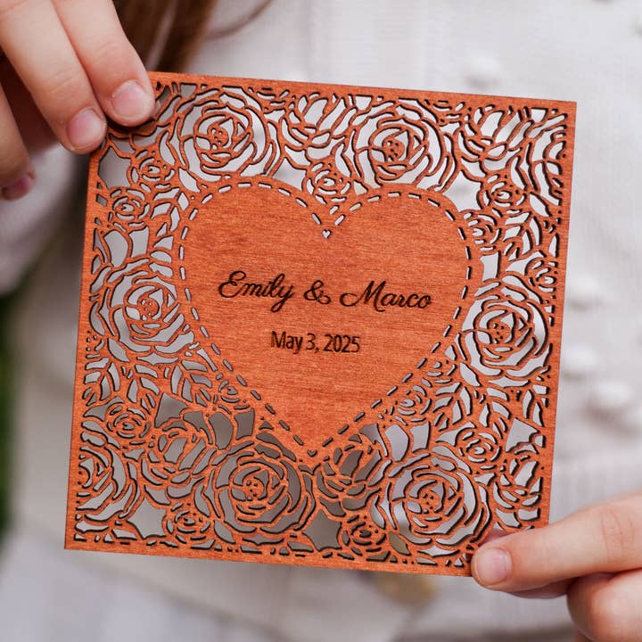Bomboniera di Nozze con Rosa Incisa – Regalo Quadrato in Legno per Ospiti per la vendita all'ingrosso da parte di Cherish Deal