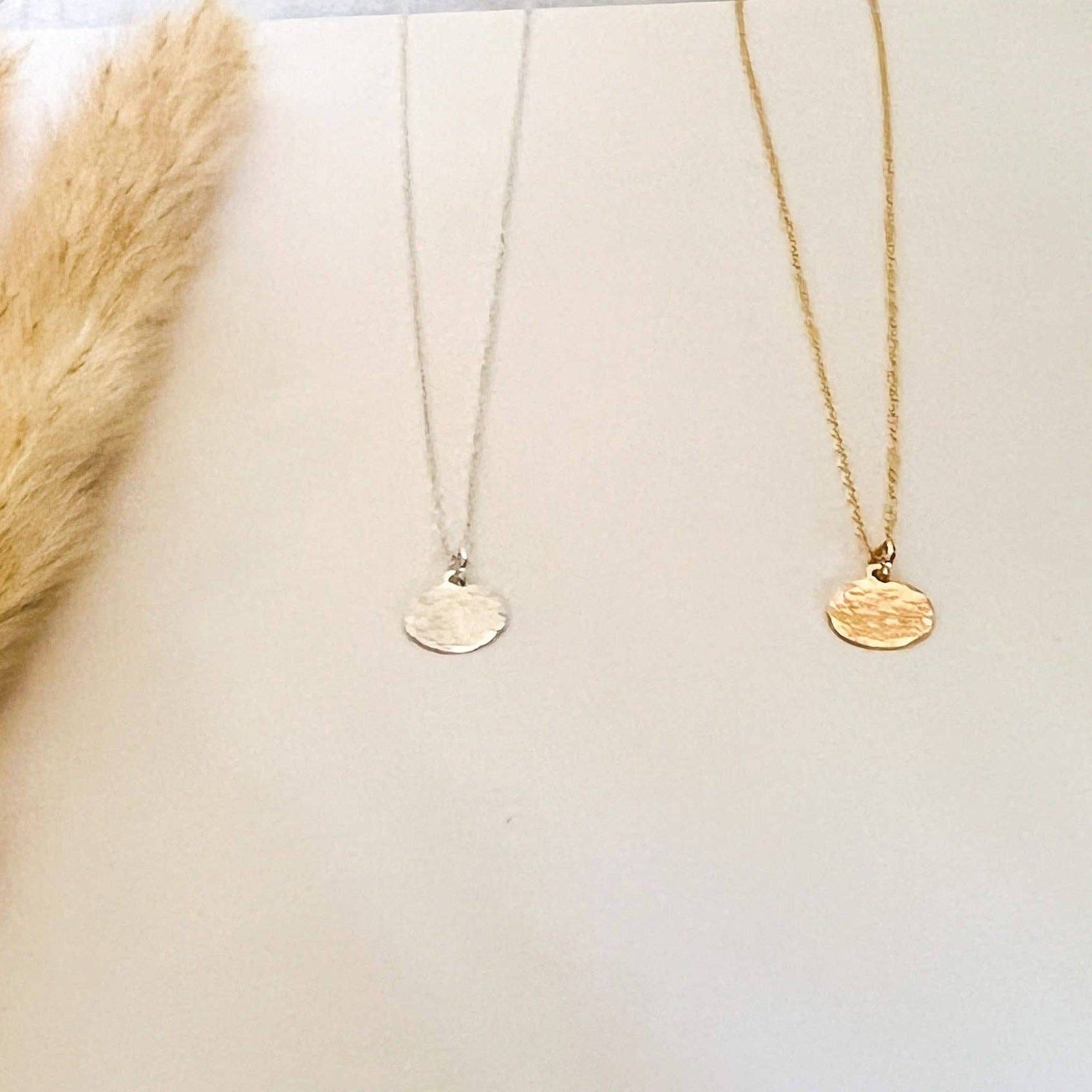 Sela+Sage - Vente Colliers à pendentif - Collier Goutte Martelé à la Main, Pièce en Or Rempli1