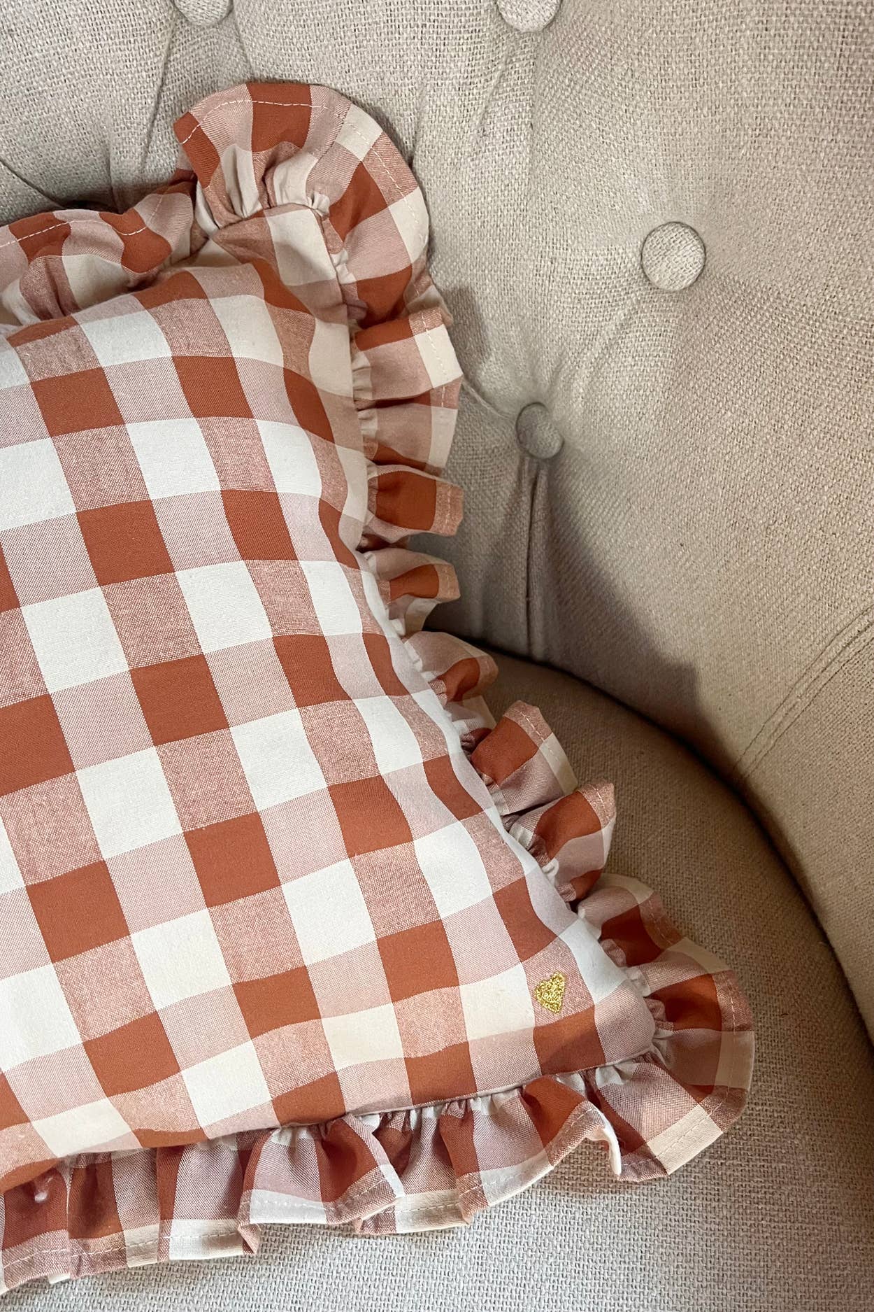 BARNABÉ AIME LE CAFÉ - Wholesale Decoratief kussen - Rechthoekig kussen in ruitstof met ruches en borduurwerk7