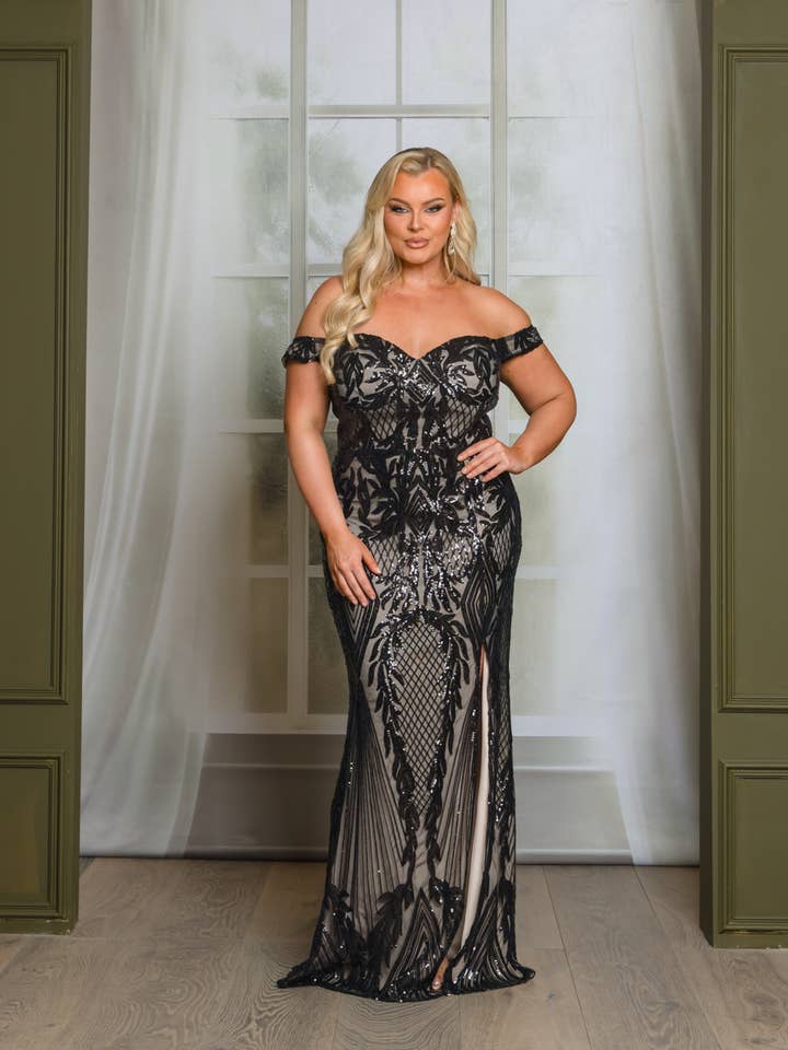 Robe maxi à sequins épaules dénudées grande taille P1013P25. pour la vente par RICARICA INC.