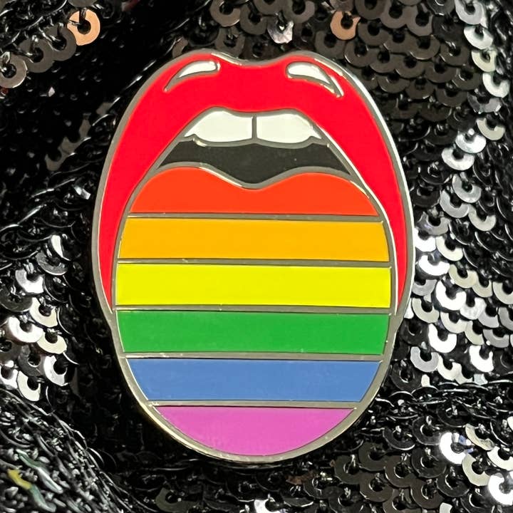 Queen On The Scene - Wholesale Lapel Pin/Button - Rainbow Pride Pin0
