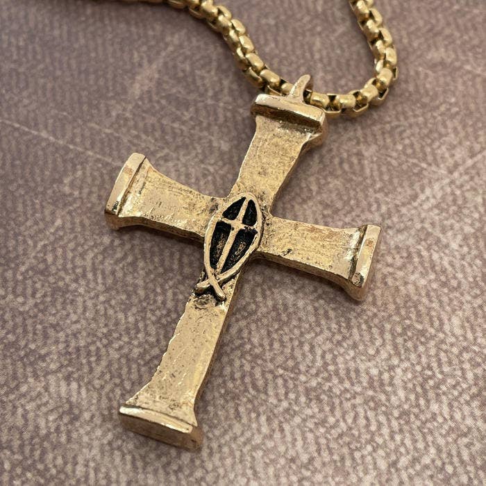 Colar com Pingente de Cruz de Peixe e Pregos de Cavalo em Metal Dourado por atacado de Forgiven Jewelry