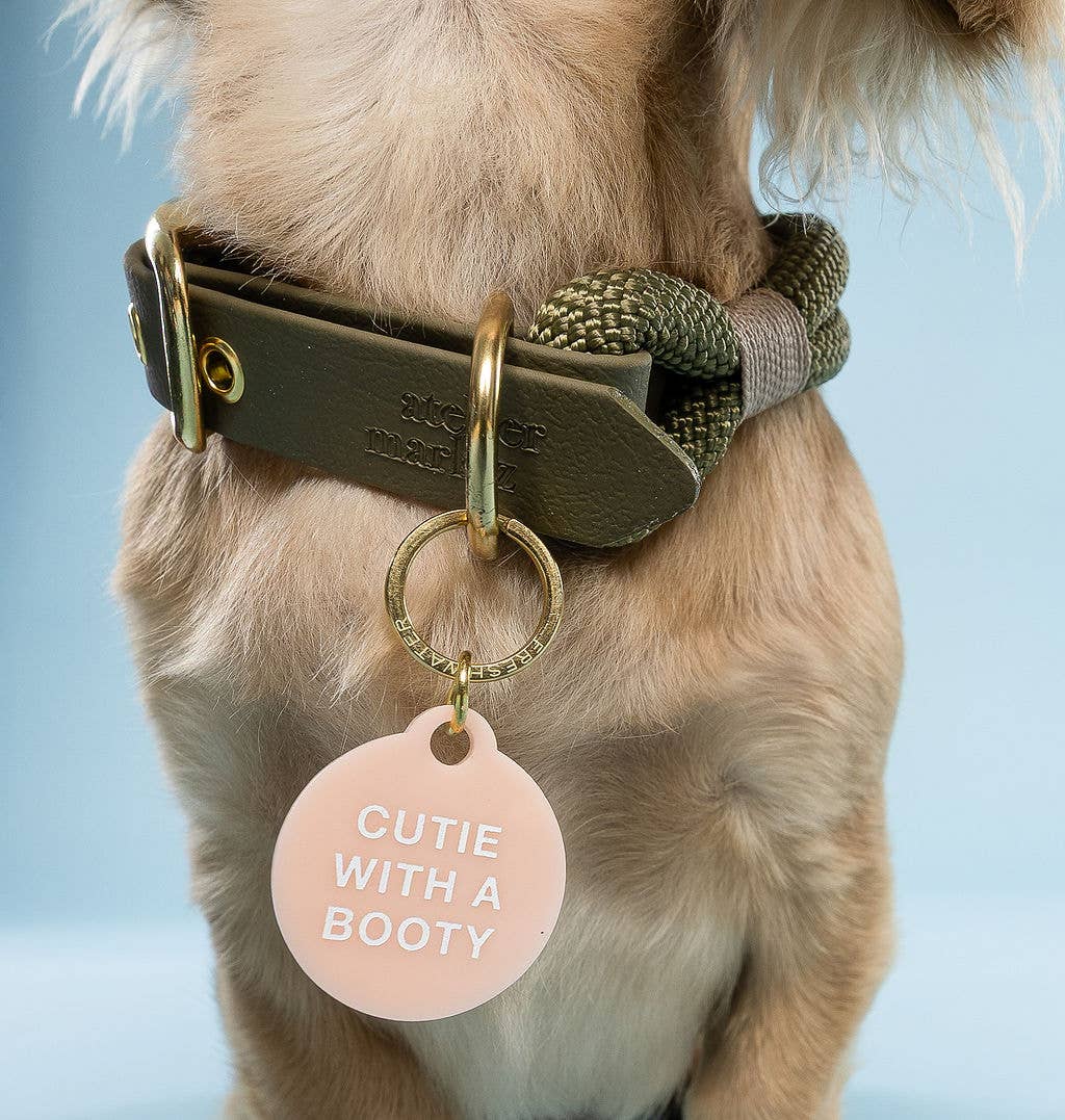 Freshwater Curated Goods - Vendita all'ingrosso Etichetta per collare - Cani e gatti - Medaglietta per animali domestici Cutie With A Booty1