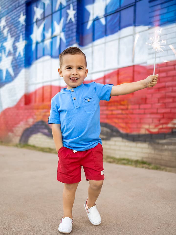 Jungen Blaues Kurzarmshirt mit Knöpfen, Tasche, weich für den Großhandel von Sawyer & Finn Clothing