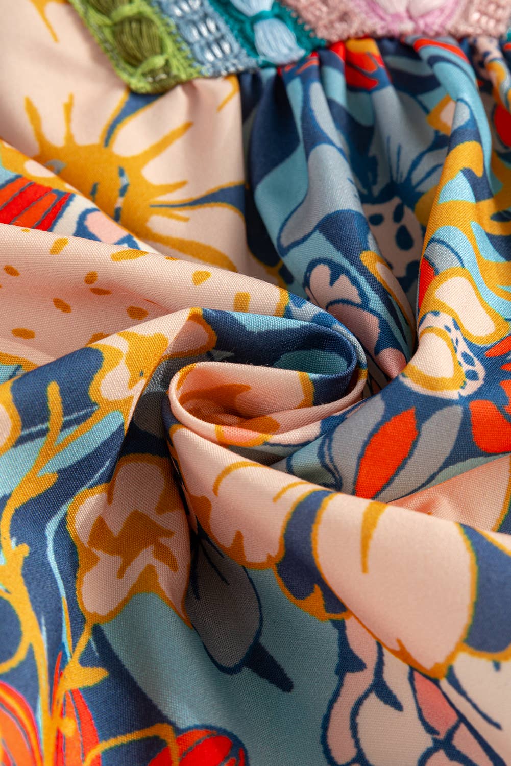 Babs + Birdie – wholesale Blus - Dam – Julia | Virkad V-ringad Blus med Halvlång Ärm och Bohemiska Blommor6