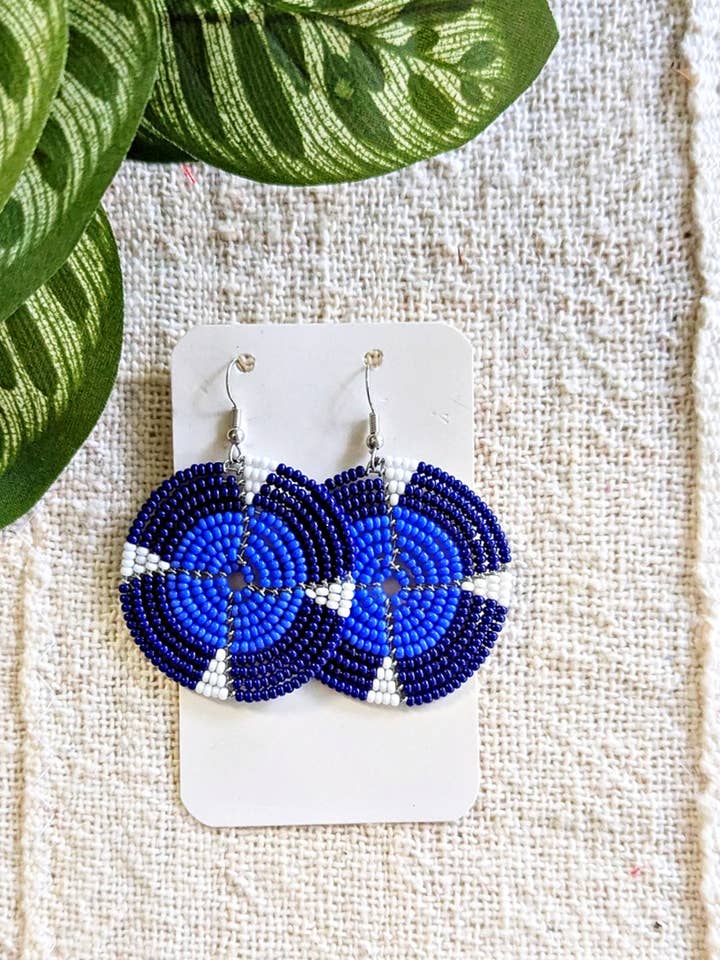 Kustblå vita pärlor afrikanska örhängen för wholesale av Reflektion Design