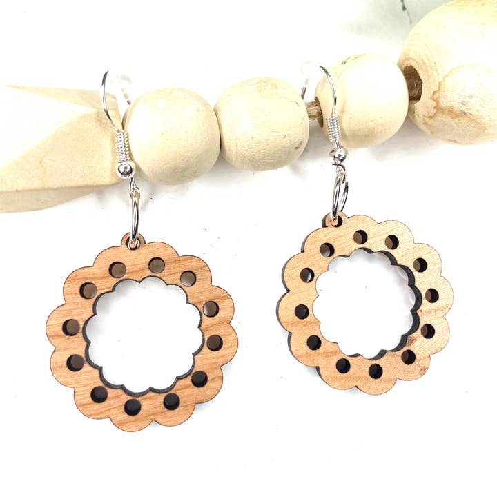 Cirkel spets utklipp trä örhänge för wholesale av Anna Bannister with ReNue