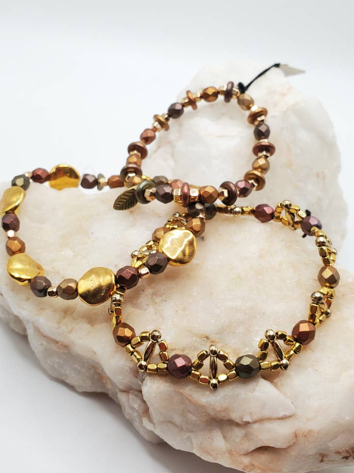 Bracelets extensibles en argile galvanisée avec perles de verre pour la vente par Jezabel Adornment