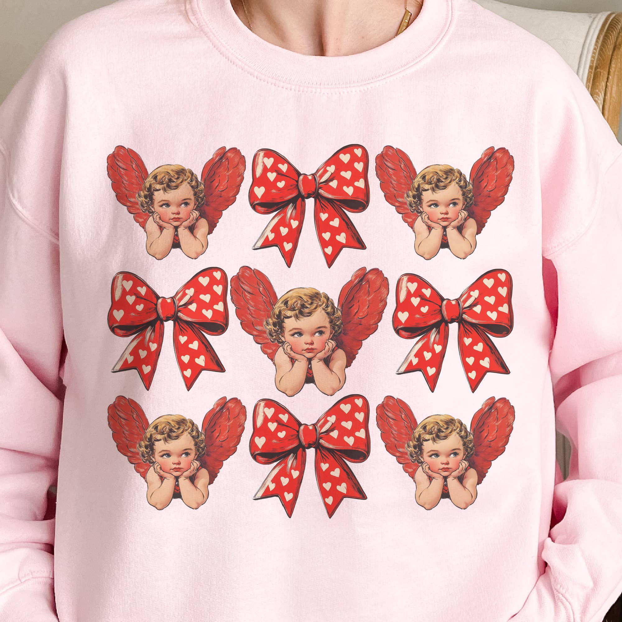 Par.tees by Party On! – Camisola gráfica - Unissexo por atacado – Sweatshirt Gráfico de Corações Coquette Collage de Cupido para o Dia dos Namorados