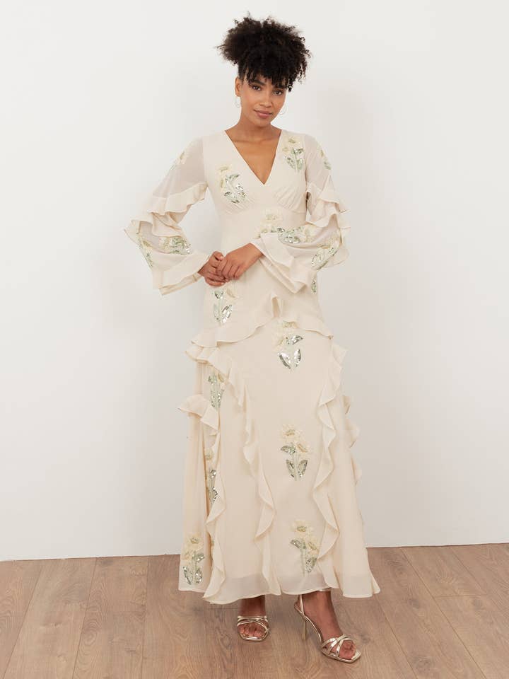 Robe Maxi à Volants avec Manches Ornée Maya Vanilla pour la vente par Plaza Collection Ltd