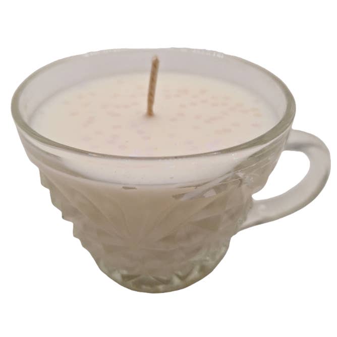 Bougies dans des tasses à punch en verre pressé vintage de 3 oz pour la vente par Beloved Bijou Adornments and Apothecary