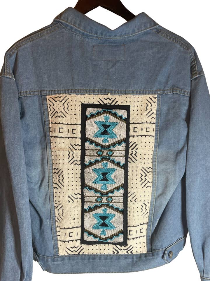 Veste en jean Southwest Design perlée à la main (bleue) pour la vente par Pink and Silver