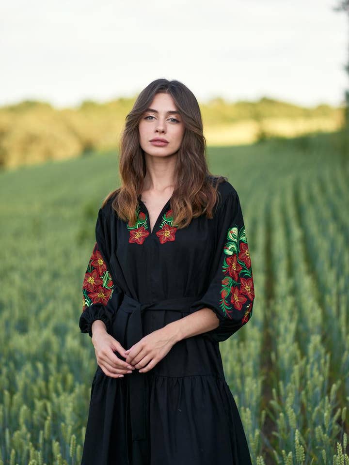 Handmade Originals Ukraine – wholesale Klänning - Dam – Broderad Klänning Blommor Trädgård Svart