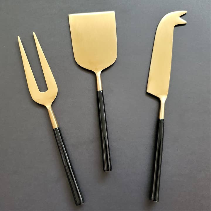Gibb & Daan – Engroshandel Ostespreder – Sort og guld ostegaffel, kniv og skovl - Charcuterie