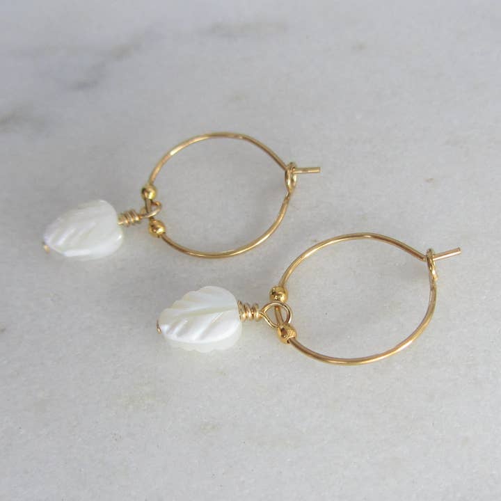 Pärlemor Blad Hoops för wholesale av Over The Moon