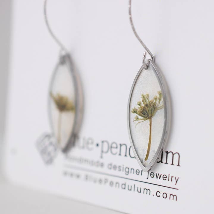 Ohrringe mit gepressten Blumen für den Großhandel von Blue Pendulum