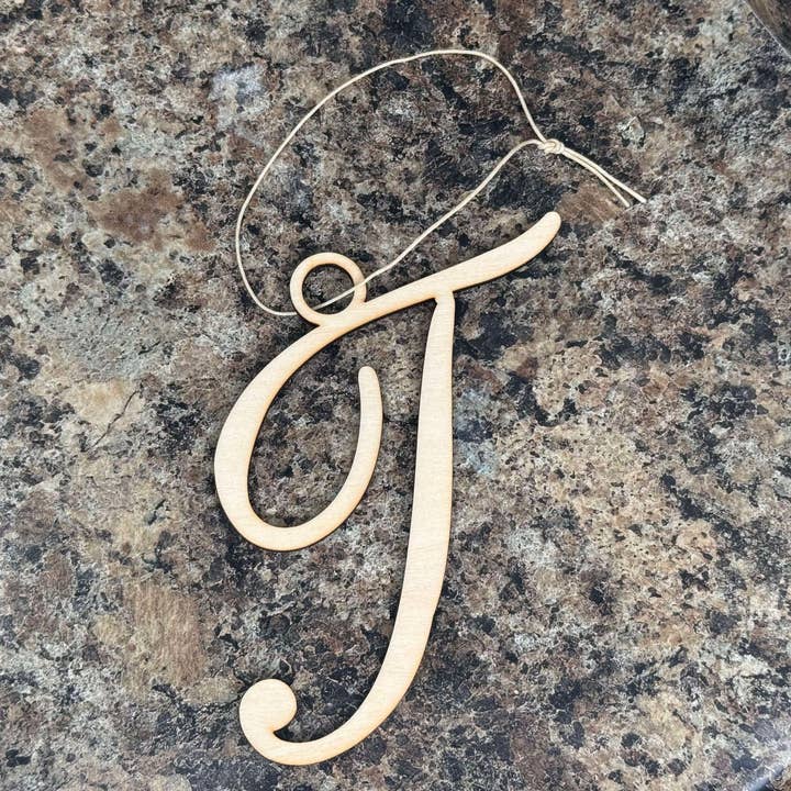 Lettre « T » en tilleul pour la vente par Bumbletwist