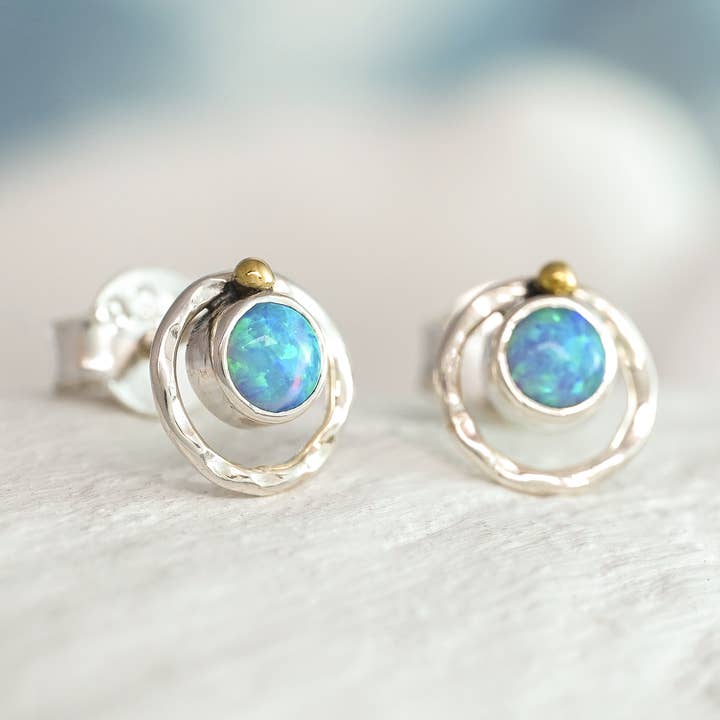 Orecchini a bottone in opalite delicati fatti a mano, in argento Sterling per la vendita all'ingrosso da parte di Banyan Jewellery