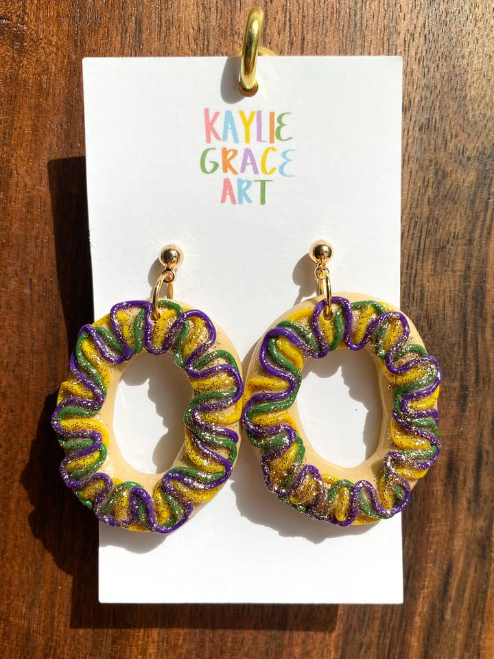 Boucles d'oreilles gâteau Roi Mardi Gras pour la vente par Kaylie Grace Art