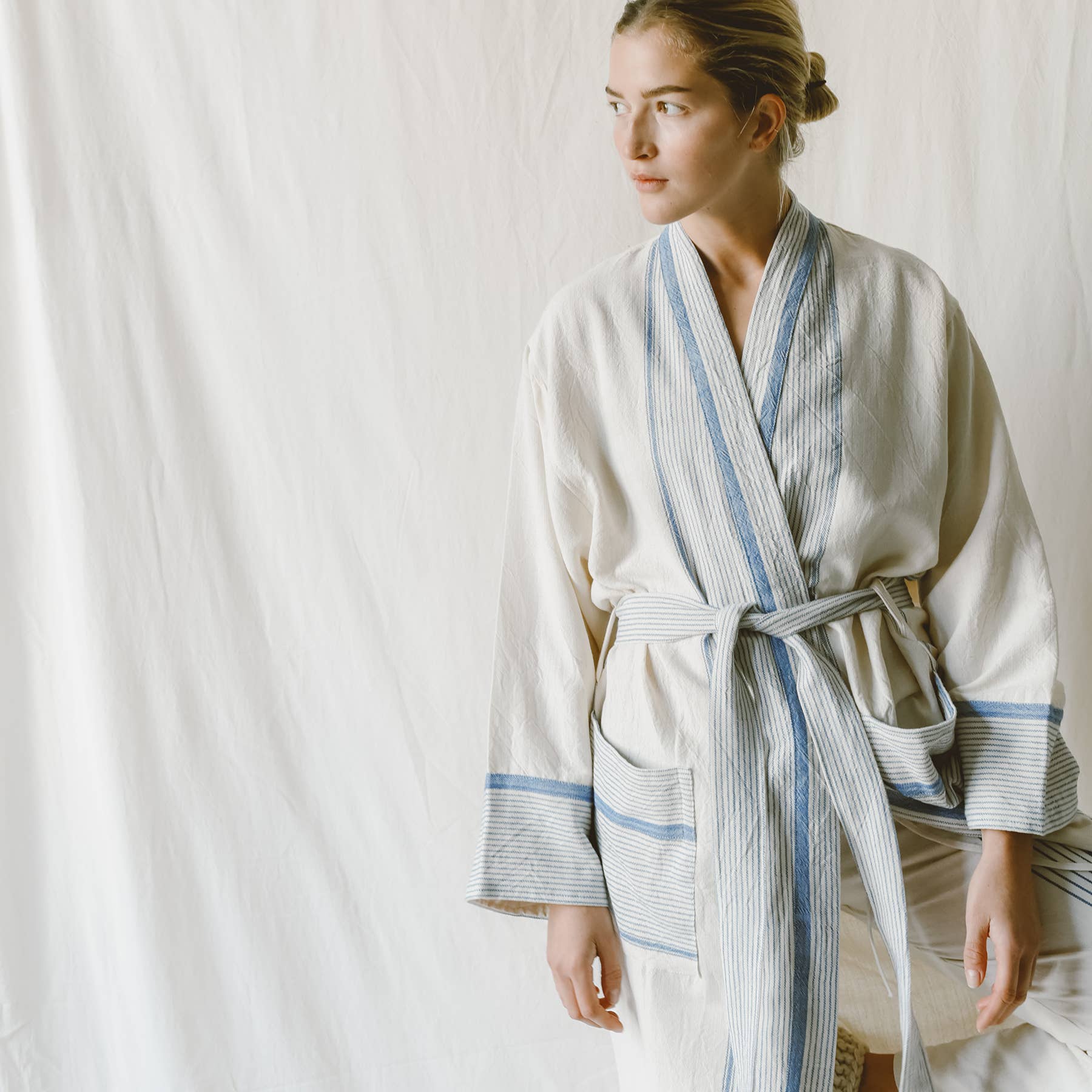 HOME & LOFT – Großhandel Bademantel – Damen – Kurzer Tribeca Bademantel in Elfenbeinblau1